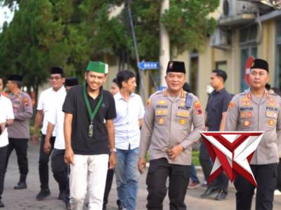 Pembagian takjil dan buka puasa bersama - PoliceTube