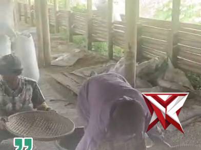 Polsek Cangkuang melaksanakan kegiatan proses pemilihan jagung hasil panen - PoliceTube