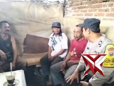 Aiptu Zainul cangkruk kamtibmas bersama masyarakat dengarkan aspirasi dan sampaikan pesan kamtibmas - PoliceTube