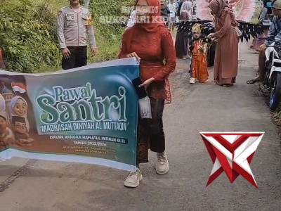 Bhabinkamtibmas melaksanakan pelayanan dan pengawalan pawai santri di desa binaannya - PoliceTube