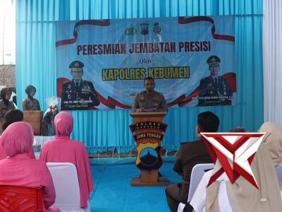 Kapolres Kebumen dan Bupati Kebumen meresmikan Jembatan Presisi Merah Putih di Desa Bandung Kebumen
