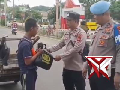 Personil Polsek Sekayu Melaksanakan Jumat Berkah Di Jalan Sekayu - PoliceTube