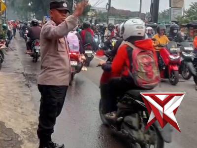 Personel Polsek Pameungpeuk melaksanakan kegiatan pengaturan lalu lintas - PoliceTube