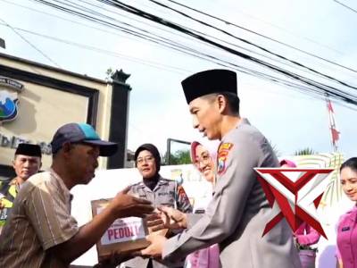 Kegiatan pembagian takjil kepada masyarakat di wilayah Kota Kediri - PoliceTube