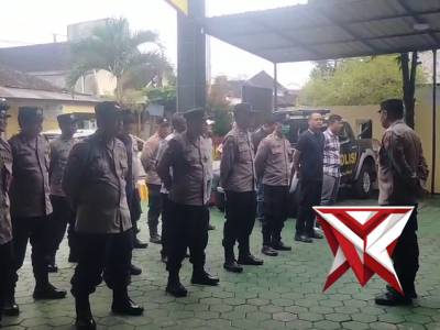 Kapolsek Tajinan IPTU ALek Andri, S.H., berikan arahan saat apel pagi kepada anggota
