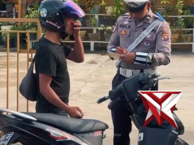 Polres Sambas Gelar Himbauan Tertib Lalu Lintas dalam Rangka Operasi Patuh Kapuas 2025 di Jl. Gusti - PoliceTube