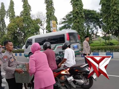 Bagi Takjil Polsek Ponorogo