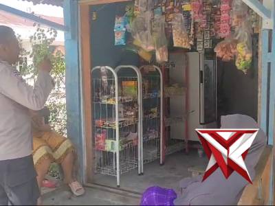 Bhabinkamtibmas Desa Simpang Peut patroli Desa