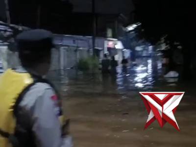 Bhabinkamtibmas Cilampeni Turun Langsung Bantu Warga Terdampak Banjir - PoliceTube