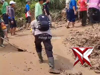 Membahu meminggirkan tanah Longsor di jalan tikungan Inul Desa Mulyorejo.