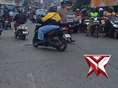 Polsek Bojongsoang melaksanakan pengaturan lalu lintas - PoliceTube