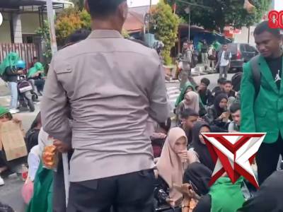 Polri Sambut Aksi Unjuk Rasa di Ternate dengan Humanis