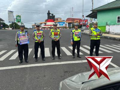 Edukasi dan Aksi Sosial, Satlantas Polresta Bengkulu Bagikan Takjil kepada Pengendara - PoliceTube