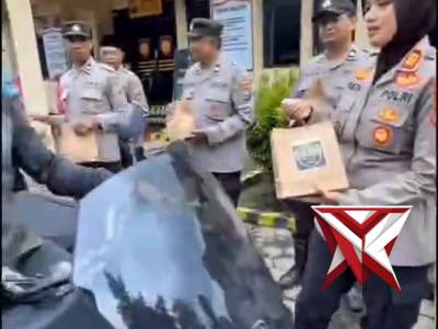 Semangat berbagi di bulan penuh berkah ?? Personel Polsek Maospati turun langsung membagikan takjil