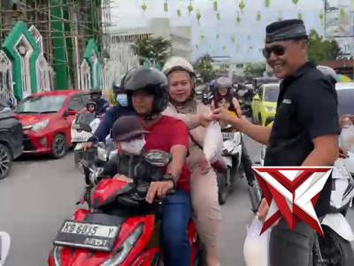 Satintelkam Polres Singkawang Berbagi 300 Paket Takjil, Tebar Berkah Ramadhan 1447 H - PoliceTube