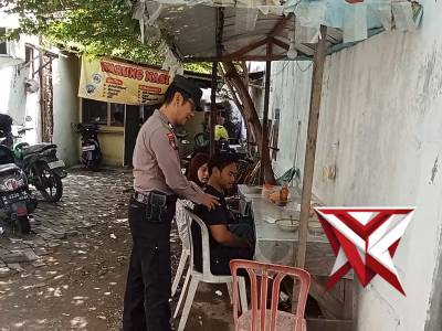Anggota samapta Polsek waru tatap muka dengan warga berbek yg sedang antri makan soto - PoliceTube