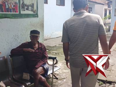 Jumat Berkah, Polsek Sooko Berbagi Kepedulian kepada PMKS di UPT Pesanggrahan Mojopahit