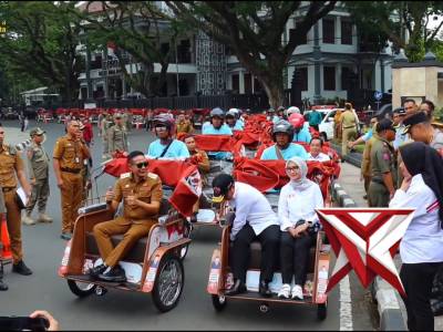Penyerahan Becak Listrik - PoliceTube