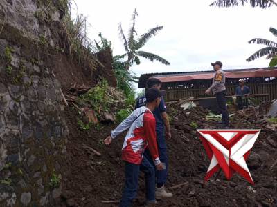 Bhabinkamtibmas Desa Srigading Aiptu Iman telah mendatangi lokasi terjadinya tanah longsor - PoliceTube