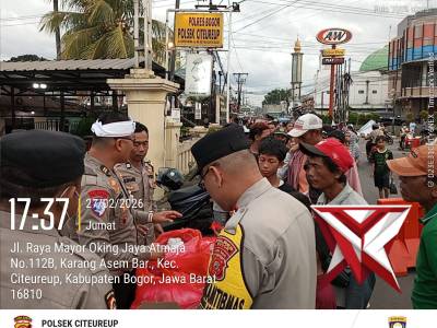Personil Polsek Citeureup Memberikan Nasi Padang di Jum'at Berkah dan Buka Puasa Bersama untuk Warga
