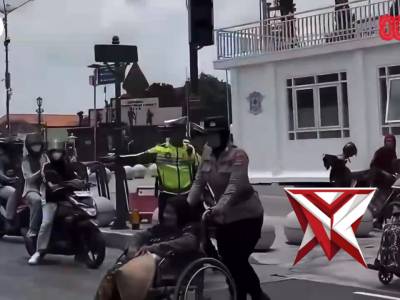 Polri Bagikan Air dan Bantu Peserta Aksi Damai di Yogyakarta - PoliceTube