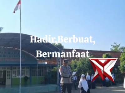 Kanit Binmas Polsek Peterongan jadi Irup di SMPN 1 Mancar - PoliceTube