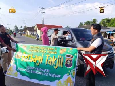 Kapolsek Belitang II bersama Bhayangkari dan personil pembagian takjil