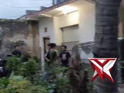 KAPOLSEK SUMBERSARI DATANGI TKP PENEMUAN MAYAT BERIKUT PENANGANAN SECARA HUMANIS. - PoliceTube