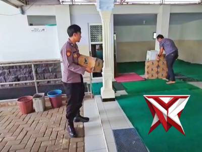 Kapolsek ajak anggota untuk membagikan air mineral ke masjid - PoliceTube