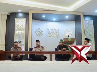 Pererat Silaturahmi, Polres Brebes Gandeng Mahasiswa Bagikan Takjil dan Buka Puasa Bersama - PoliceTube