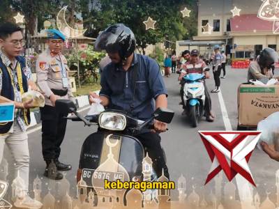Polda Jambi Berbagi Berkah Ramadan: Ratusan Paket Takjil dan Sembako Diserahkan ke Pengendara