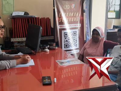 Personel Polsek memberikan pelayanan kepada masyarakat - PoliceTube