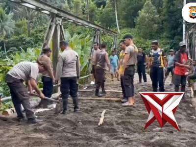Personel Polresta Tidore (Polsek Oba) bersama Masyarakat Laksanakan Revitalisasi Jembatan