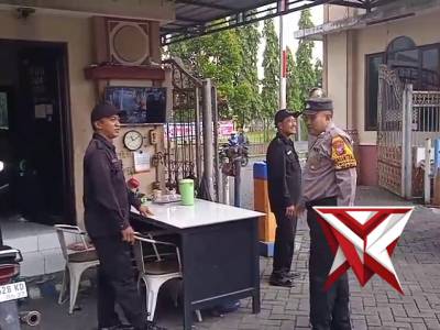 Anggota samapta Polsek Waru sambang di perum dian regency tropodo - PoliceTube