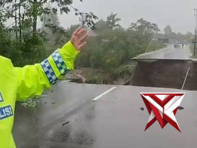 Kapolda Aceh Irjen Pol Marzuki Ali Basyah turun langsung meninjau wilayah terdampak banjir - PoliceTube