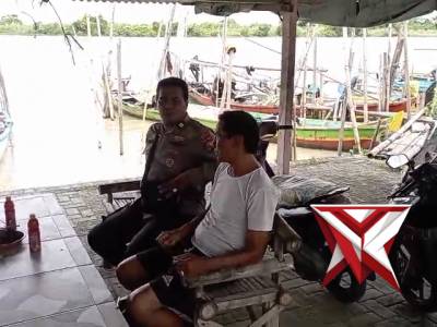 Polsek Ujungpangkah Patroli Blusukan Sambang Warga Nelayan - PoliceTube