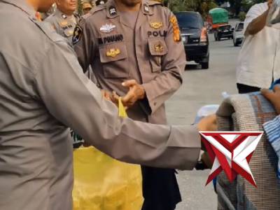 Polsek Bontang Barat berbagi takjil - PoliceTube