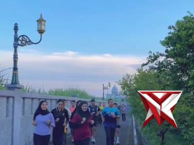 Kapolres Kediri melaksanakan olahraga pagi bersama anggota Polres Kediri