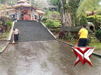 Bersih bersih keraton gunung kawi - PoliceTube