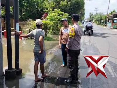 KAPOLSEK KAPAS BERSAMA BHABINKAMTIBMAS CEK LOKASI YANG TERDAMPAK BANJIR - PoliceTube