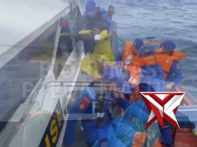 Sigap personel polairud polda Maluku Utara evakuasi korban kapal karam - PoliceTube