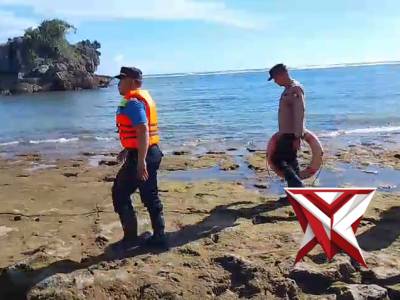 Kapolsek Bantur bersama pengelola pantai Kondangmerak menyusuri pesisir pantai - PoliceTube