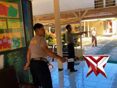 Bersih - bersih mako polsek sumberpucung oleh seluruh anggota polsek