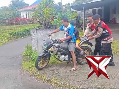 Kasat Samapta Polres Tomohon bantu Warga - PoliceTube