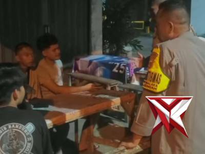 Polsek Baleendah melaksanakan kegiatan patroli malam di wilayah hukumnya - PoliceTube