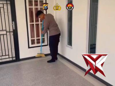 Personil Polsek Pkl. Kuras bersama masyarakat melaksanakan gotong royong di Mushalla Fisabilillah So - PoliceTube