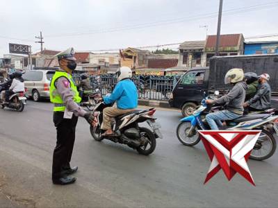 Pengaturan Arus Lalin dan Aipda Ma Edi Efendi Efendi Live Report pada titik kemacetan di Lawang - PoliceTube