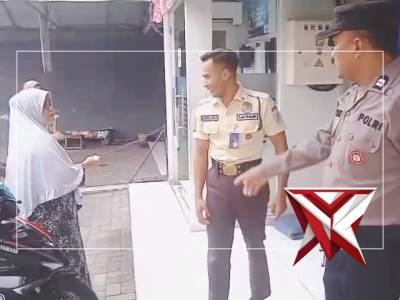 Anggota samapta Polsek Waru patroli ke Bank BRI Tropodo - PoliceTube