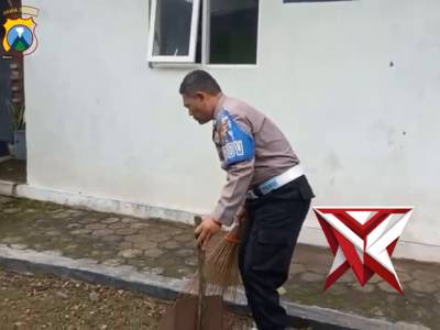Gerakan ASRI Serentak Polres Mojokerto - PoliceTube