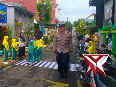 Kegiatan Polisi sahabat Anak di TKM Dewi Masitoh Cempokmulyo - PoliceTube
